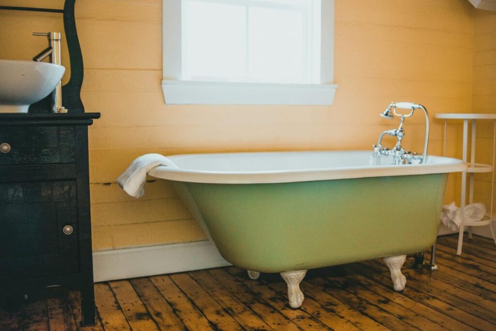 Modern impressions – ideas for wood floors in bathrooms 2 bathtub